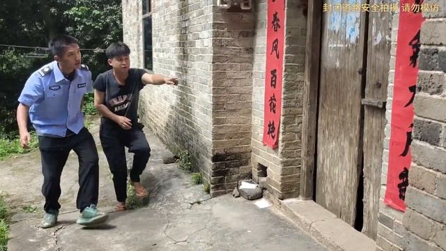 猖獗的人贩竟然白天作案迷晕妇女，不聊被庄稼汉朋友，联合村民冲进窝点将人贩子绳之以法【大炮肥村长】 смотреть онлайн