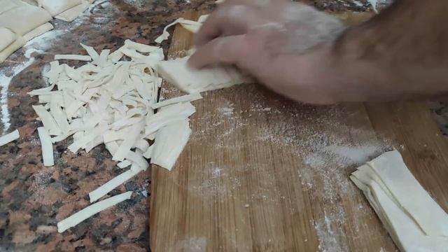 ДОМАШНЯЯ ЛАПША - ТЕСТО БЕЗ ДРОЖЖЕЙ! Настоящий турецкий рецепт/ erişte/ Турок готовит/ Анталия смотреть онлайн