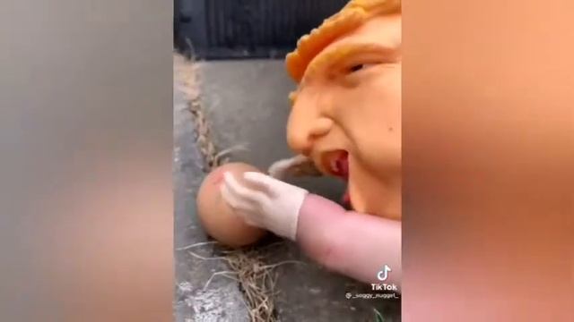 Трамп ест сырое яйцо, кукла на руку смотреть онлайн