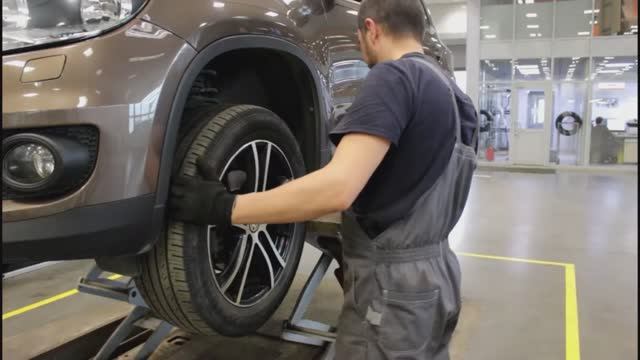 Диагностика автомобиля с использованием подъемника без снятия колес смотреть онлайн