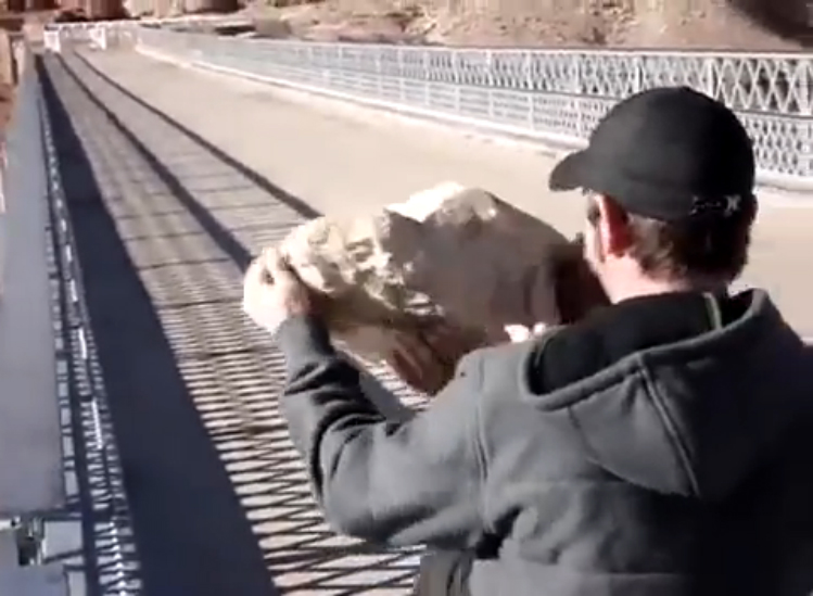 Мужики бросили камень в реку с высоты 140 метров смотреть онлайн