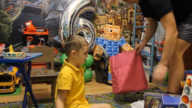 МАЙНКРАФТ День рождения Макса 6 лет / Подарки / Кидбург VLOG смотреть онлайн