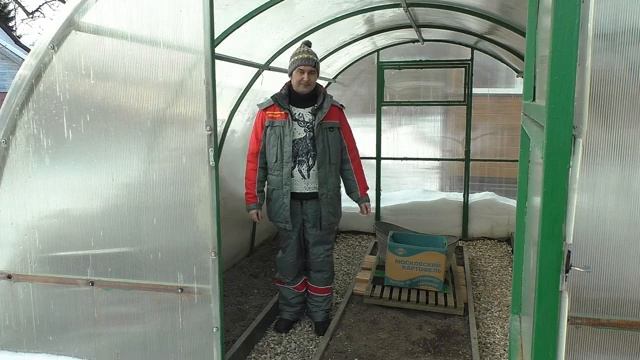 Засыпать снег в теплицу. Оставить теплицу открытой на зиму. Зачем и нужно ли? смотреть онлайн