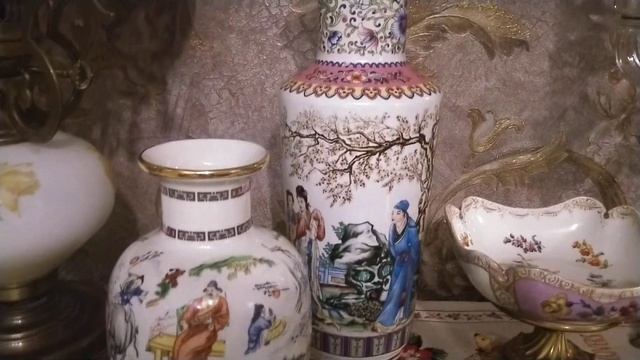 Куклы, лампа,вазы и хорошее настроение у Маринессы.