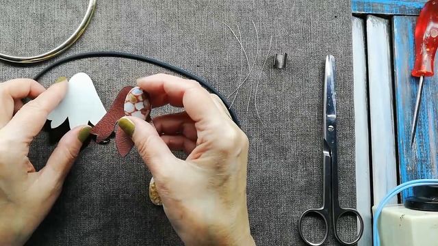 Украшения в цвете золота. Колье, серьги из кожи. смотреть онлайн