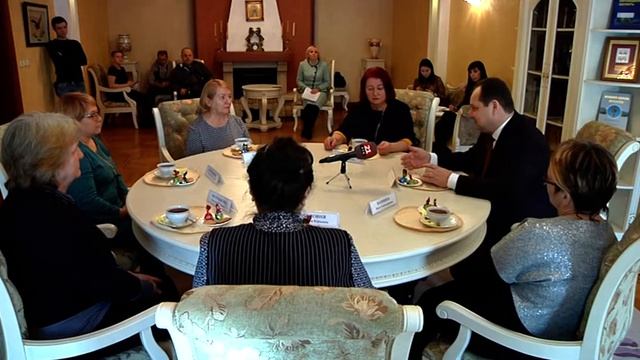 Открыть горячую линию по поддержке приемных родителей пообещал врио губернатора Ростислав Гольдштей смотреть онлайн