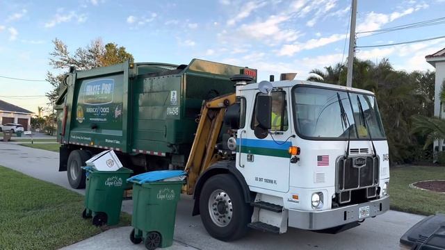 Waste Pro Autocar ACX Heil Python Garbage Truck vs Overloaded Cardboard смотреть онлайн