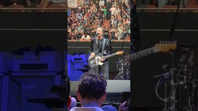 Pearl Jam - Eddie's Sweet Sparkle Coat (Great Western Forum 2022) смотреть онлайн