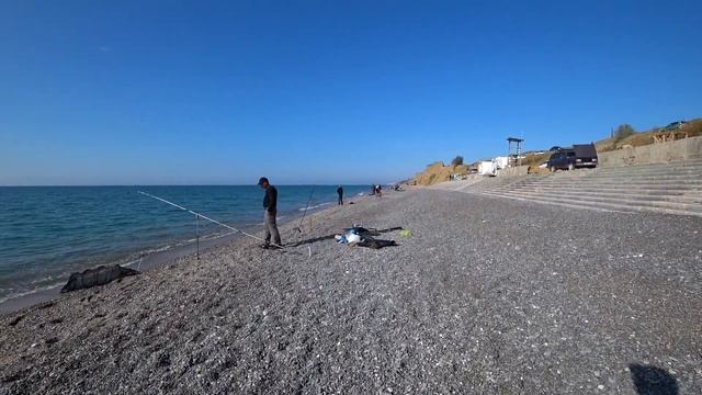 Кефаль.Рыбалка на Черном море.И рыбы наловили и семьи накормили.Много мелкой рыбы. смотреть онлайн