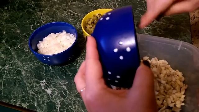 Картофельный салат с маринованными грибами, огурцами и консервированным горошком. Просто и вкусно! смотреть онлайн