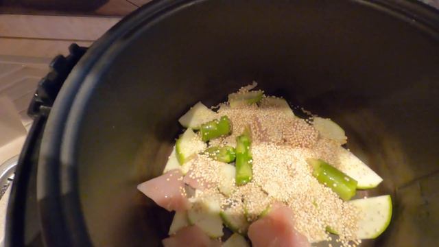 Кинуа с курицей, спаржей и кабачком. смотреть онлайн