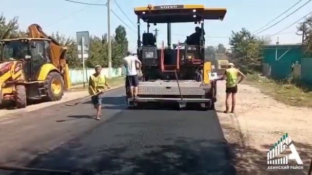 В Абинском районе продолжается ремонт дорог и тротуаров. смотреть онлайн