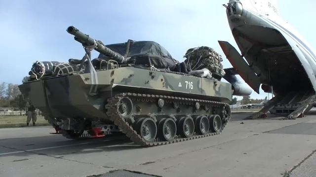 Погрузка БМД 4М на самолёты Ил 76 для десантирования в ходе активной фазы "Кавказ-2020". смотреть онлайн