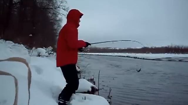 Окунь зимой на спиннинг смотреть онлайн