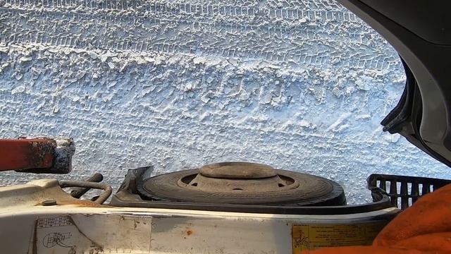 Работа по первому снегу. Манипулятор и каток.