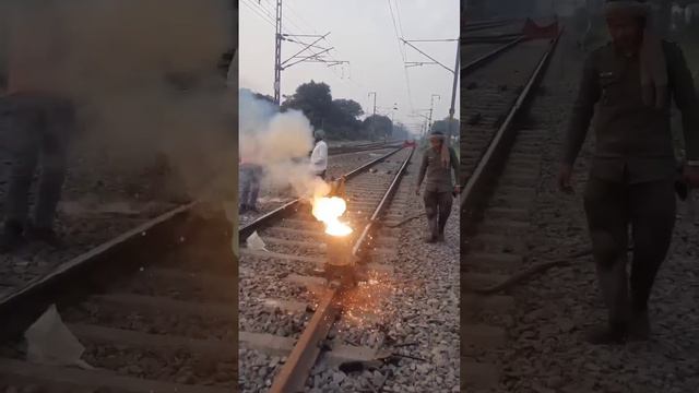 Thermite welding process for joiningrailway tracks #indian #railway #welding смотреть онлайн
