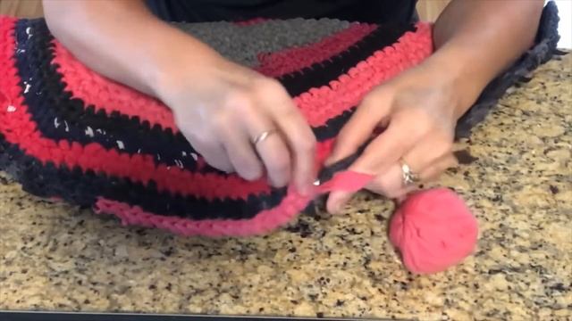 Knitted Rug From Old Knitwear. Вязаный коврик шестигранник из старых трикотажных вещей.