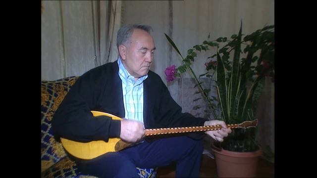 Эксклюзивное видео! Елбасы играет на домбре смотреть онлайн