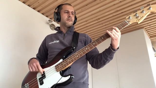 Time is Running Out - Bass Cover смотреть онлайн