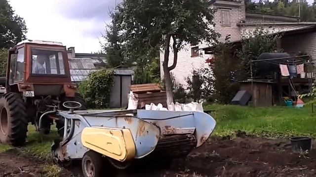 Уборка картофеля. Копка картофеля картофелекопалкой трактор т25. смотреть онлайн