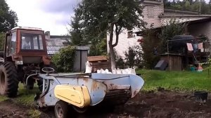 Уборка картофеля. Копка картофеля картофелекопалкой трактор т25.