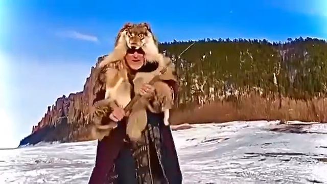 В природном парке Якутии "Ленские столбы" щеголяет в музейном одеянии местного шамана.😝 #джигурда смотреть онлайн