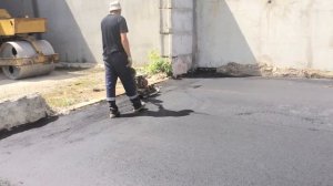 Уплотнение асфальта виброплитой в местах примыкания. Калуга
