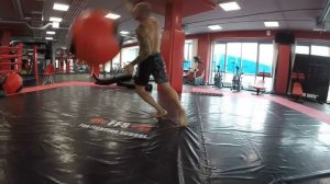 упражнение с медболом для борцов от Андрея Басынина.