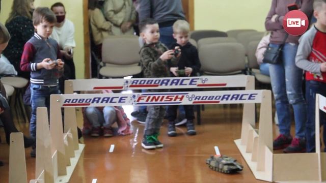 100 рисованных роботов и из подручных средств, гонки на авто с д/у: в Слониме прошел STEAM-фестивал