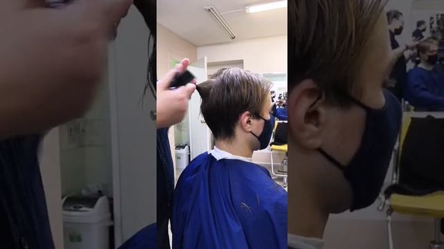 КОМБИНИРОВАННАЯ СТРИЖКА ФИЛИРОВОЧНОЙ БРИТВОЙ И НОЖНИЦАМИ смотреть онлайн