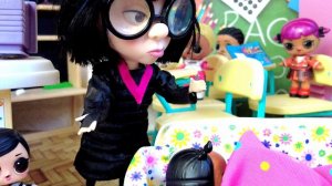 НА ДИВАНЕ ПРЯМО В ШКОЛУ🤣🤣 Семейка УЭНЗДЕЙ куклы ЛОЛ LOL сюрприз смешные мультики ДАРИНЕЛКА