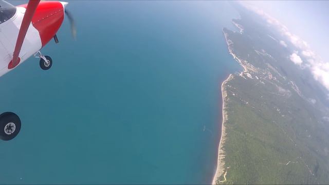 Полет на самолете над побережьем смотреть онлайн
