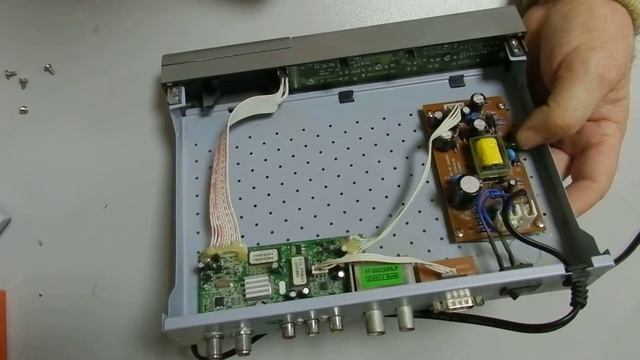 Вскрытие спутникового ресивера Lumax- DV748 смотреть онлайн