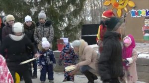 Весёлый конкурс на МАСЛЕНИЦУ Перенеси блины!