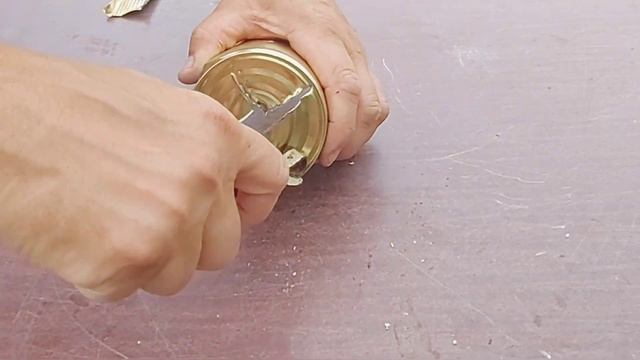 Ни в коем случае не выбрасывайте консервную банку Из неё получится очень нужная самоделка смотреть онлайн