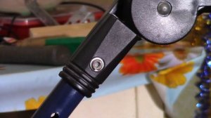 Монтаж заклепки на детской коляске