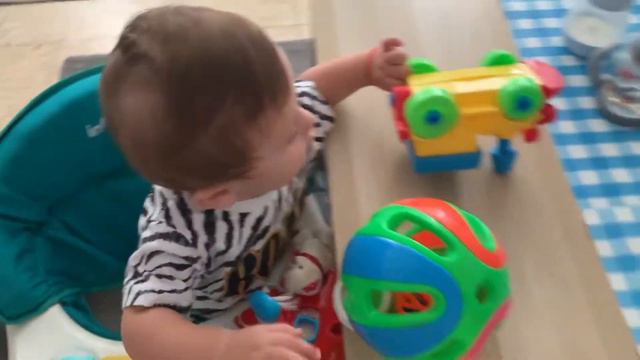 Малыш бегает в ходунках и за ним теперь только и гляди смотреть онлайн