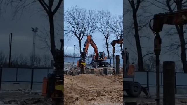 Колесный экскаватор Doosan с вибропогружателем бокового захвата 🚜 смотреть онлайн