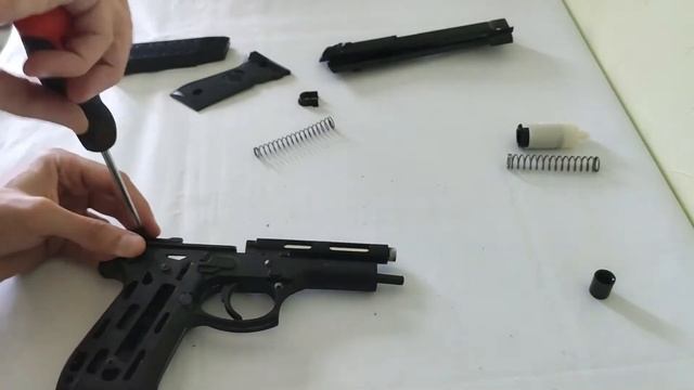 Как собрать пистолет ZM 18   Игрушечный пневматический пистолет на пульках