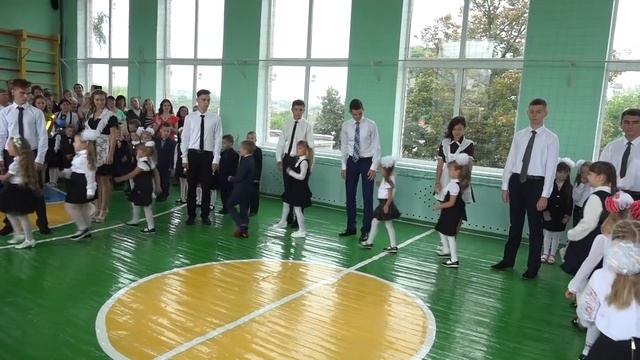 Танец-флешмоб выпускников и первоклассников 2017-2018 смотреть онлайн