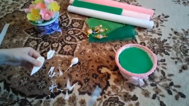 Урок по Handmade, как сделать красивую, яркую корзинку из конфет и цветов смотреть онлайн