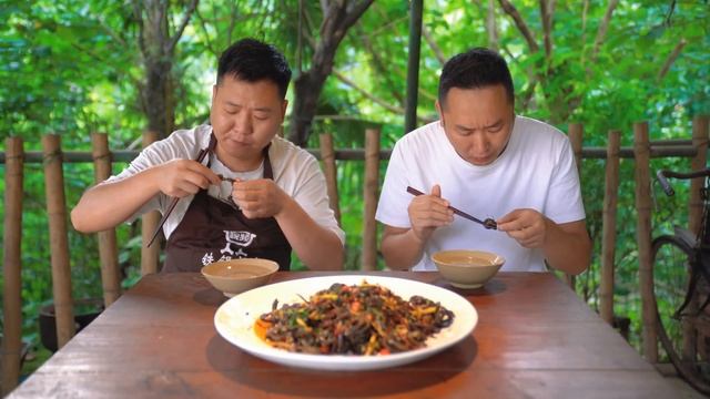 2斤鱔魚，二弟做“爆炒鱔魚”，脆嫩鮮香一人一條嗦過癮｜Mukbang【鐵鍋視頻】 смотреть онлайн