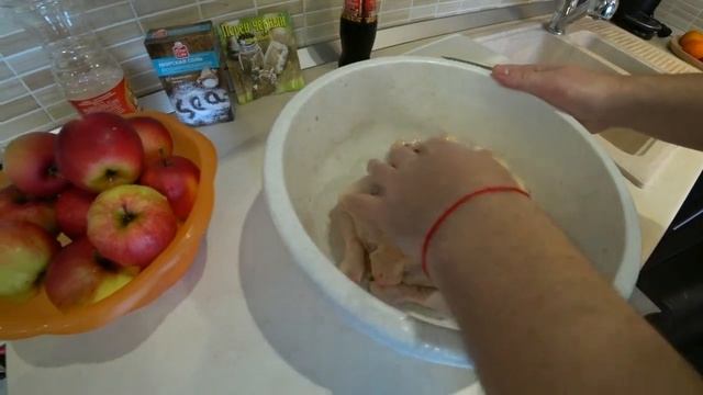 Курица в духовке с яблоками. смотреть онлайн