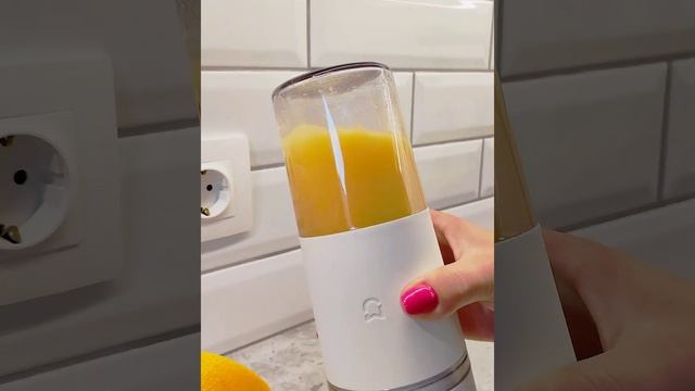 Портативный и беспроводной блендер Xiaomi Mijia Portable Juicer Cup смотреть онлайн