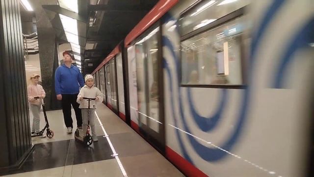 Метропоезд 81-775/776/777 «Москва 2020» маршрутом №058 до Делового Центра «БКЛ»
