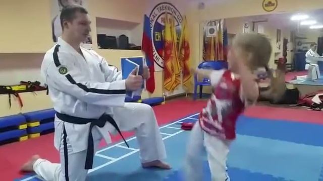 Даша 4 года разбивает доску смотреть онлайн