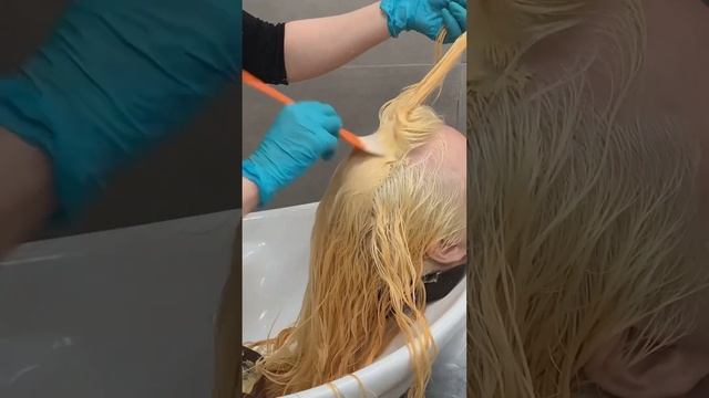 Она хотела из рыжего в тотал блонд, смотри что получилось ?#окрашиваниеволосмосква #блондмосква смотреть онлайн