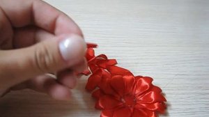 Заколка з червоною хризантемою канзаши. Hairpin with a red chrysanthemum