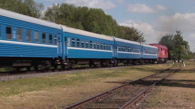 ТЭП70БС-115 с пассажирским поездом на выезде со станции Полесский Парк(Гродно). смотреть онлайн