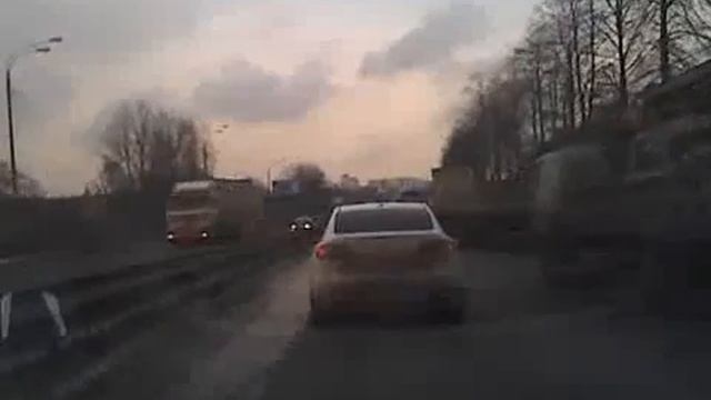Девушка на Мазде - это опасно.flv смотреть онлайн